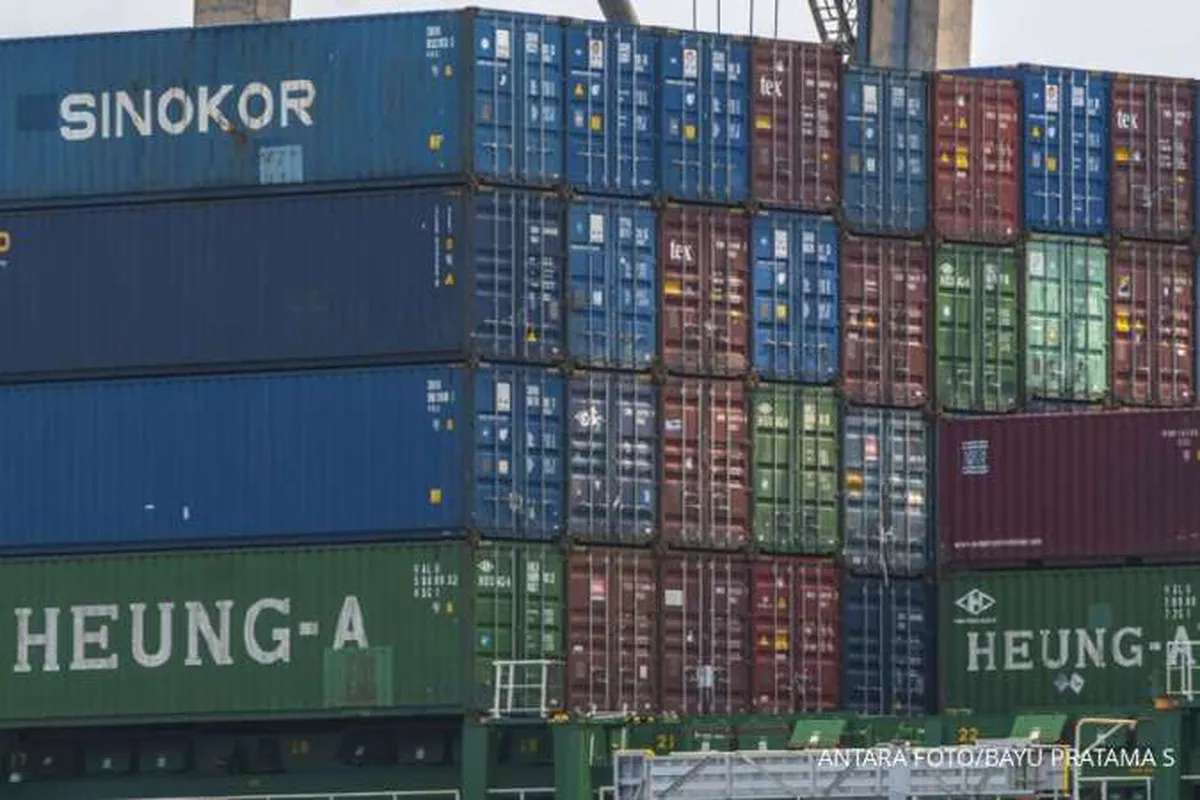 Ekonom Prediksi Surplus Neraca Perdagangan Tahun Ini Masih Turun