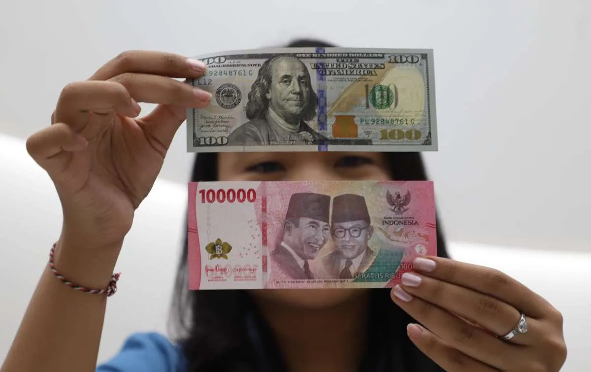 Rupiah Spot Melemah Tipis 0,01% ke RP 16.572 per Dolar AS pada Senin (13/10) Siang