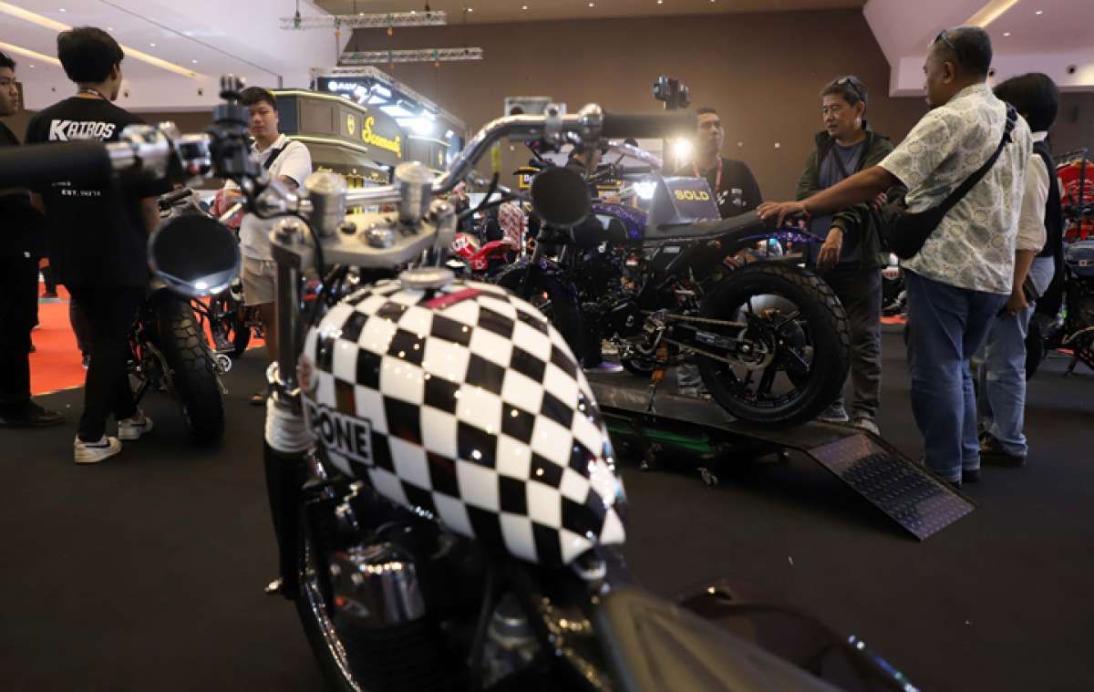 Pengunjung mengamati motor custom