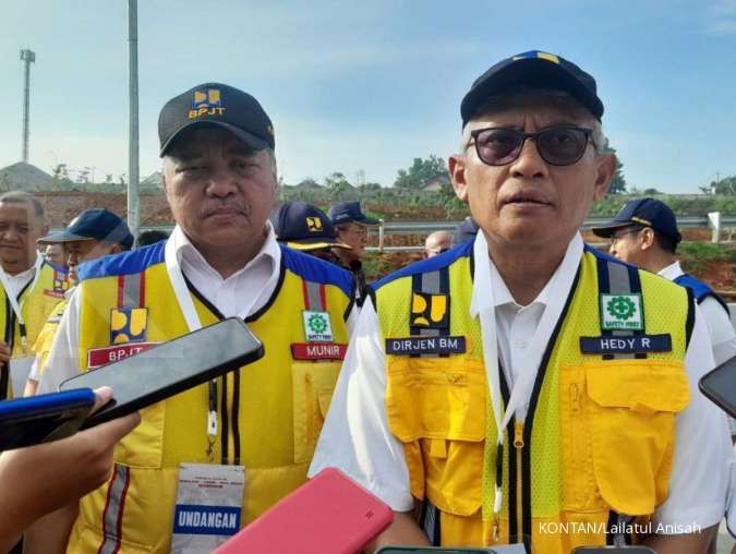 Direktur Jenderal Bina Marga Kementerian PUPR, Hedy Rahadian (kanan) bersama Kepala Badan Pengatur Jalan Tol (BPJT) Miftachul Munir.