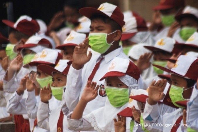 Kabut, tiga perusahaan serentak bagi-bagi masker 