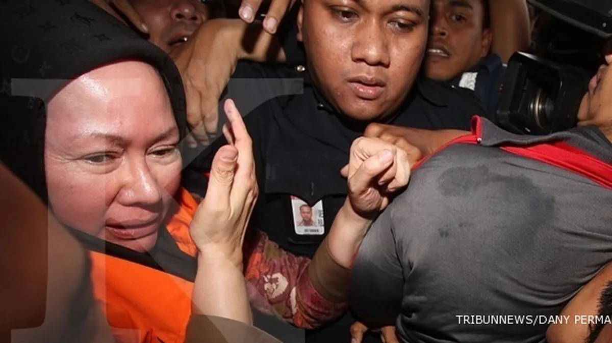 Tiba di Rutan, Atut termenung seorang diri