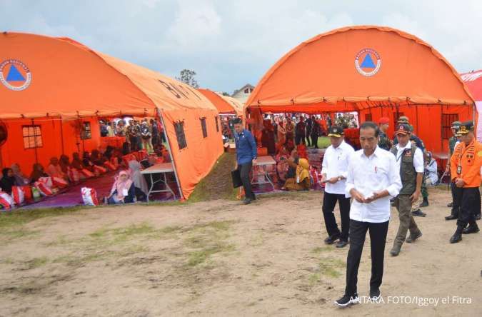 Presiden Jokowi Serahkan Bantuan Bagi Warga Terdampak Bencana di Kabupaten Agam