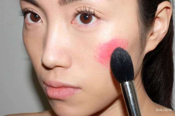 5 Cara Memakai Blush On Sesuai Bentuk Wajah, Wajah Bulat Gimana?