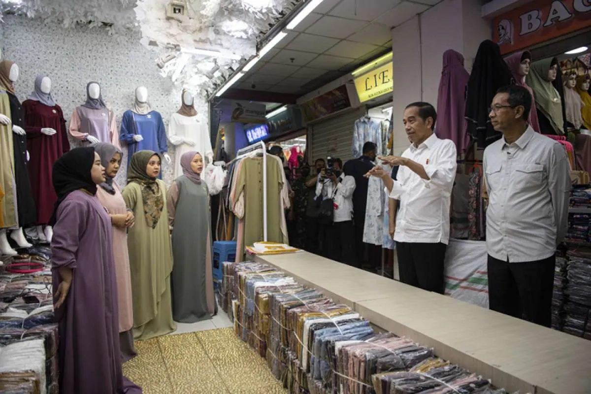 Kunjungi Pasar Tanah Abang, Jokowi Pastikan Pergerakan Sektor Riil Pasca PPKM Dicabut