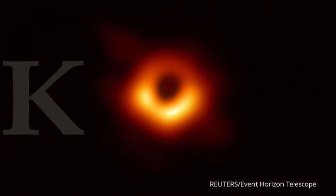 Albert Einstein benar! Para astronom melihat bagian belakang lubang hitam  