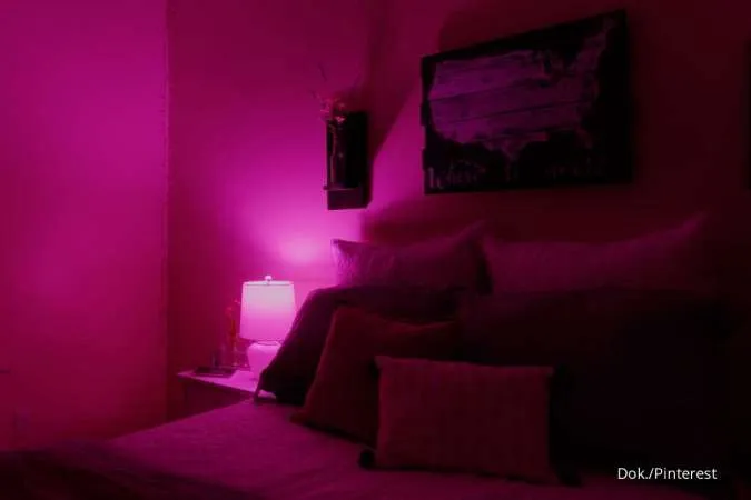 Kamar tidur dengan lampu warna pink