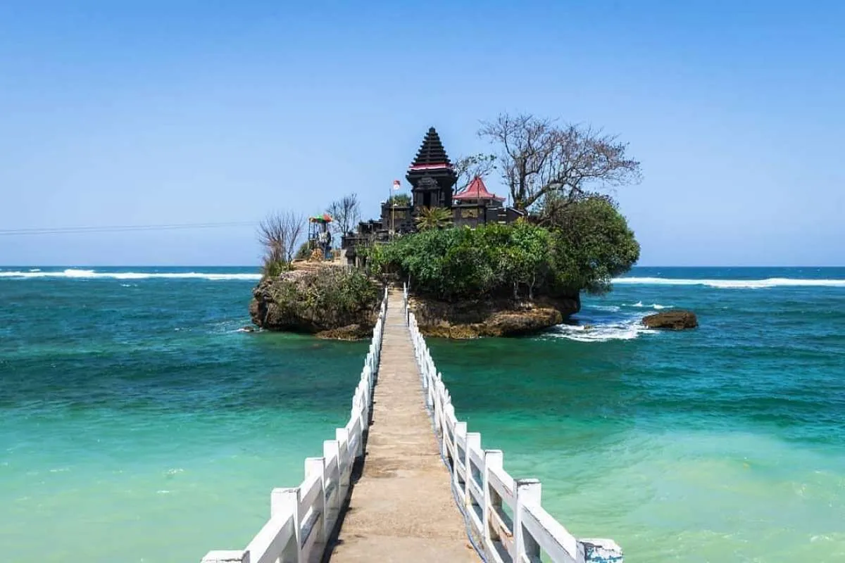 Unik! Ada pura atas tebing di Pantai Balekambang