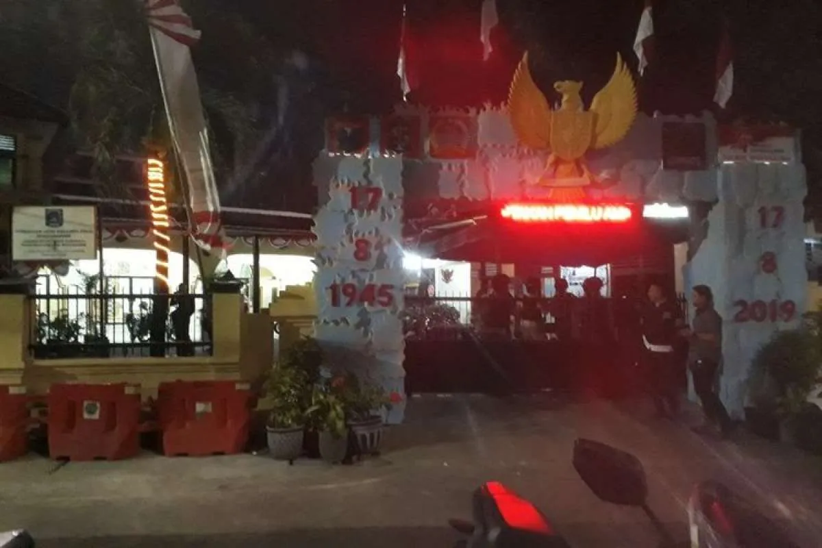 Ada kertas berlogo ISIS di tas terduga teroris yang serang Polsek Wonokromo