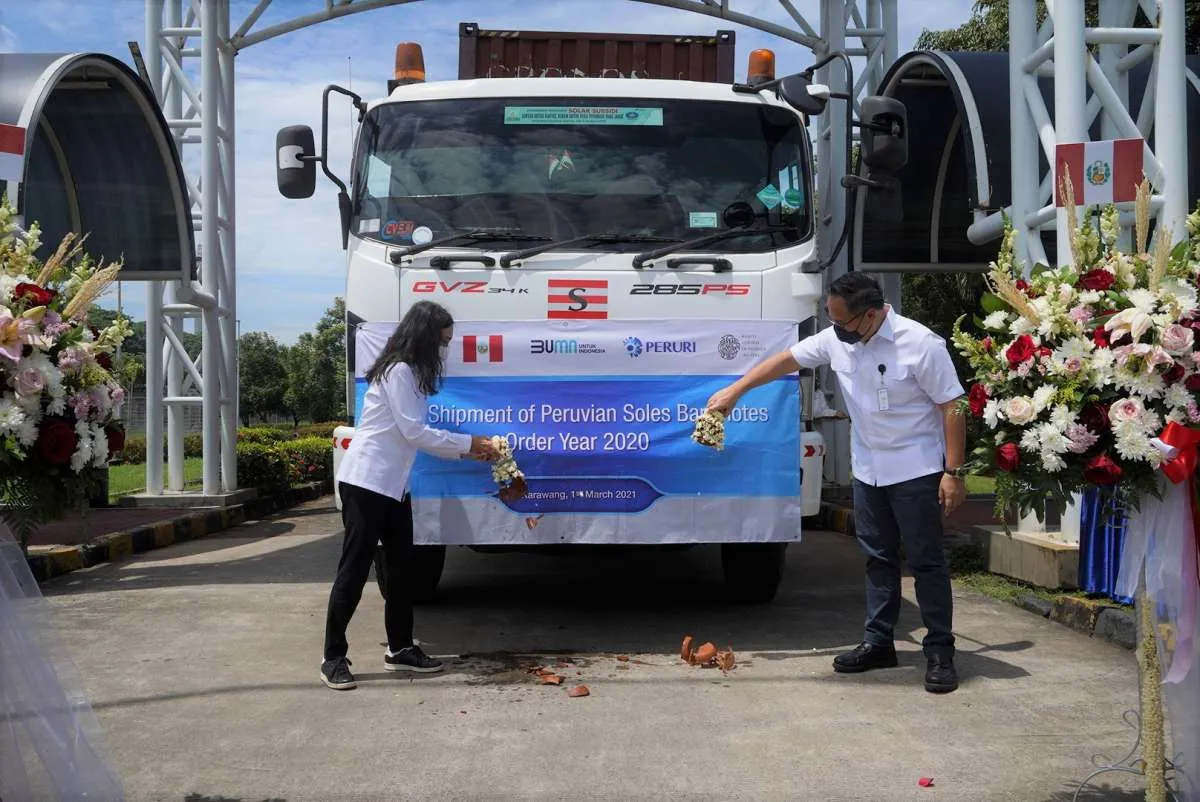 Peruri lakukan pengiriman perdana uang kertas Soles ke Peru