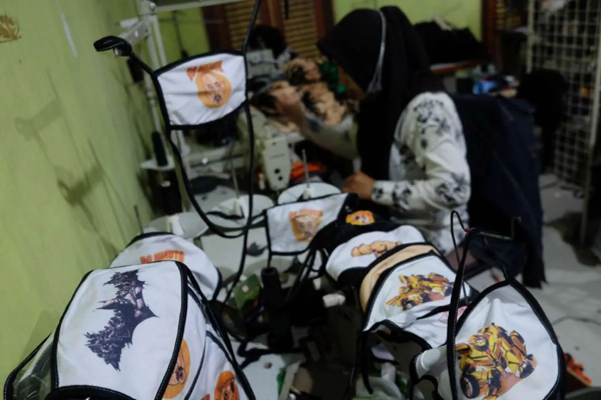 Masker kain hanya bisa digunakan untuk 4 jam, begini cara benar melepasnya