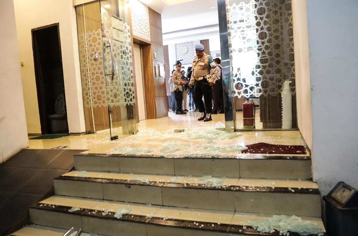 Pemeriksaan TKP Penembakan di Kantor MUI Pusat