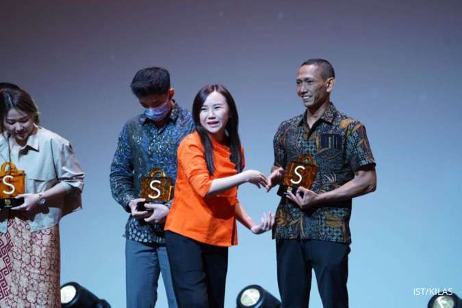 Christin Djuarto, Direktur Eksekutif Shopee Indonesia Memberikan Penghargaan Kategori Super Livestreamer UMKM  kepada Triana Saptiaji, Pemilik Azella Collections di Shopee