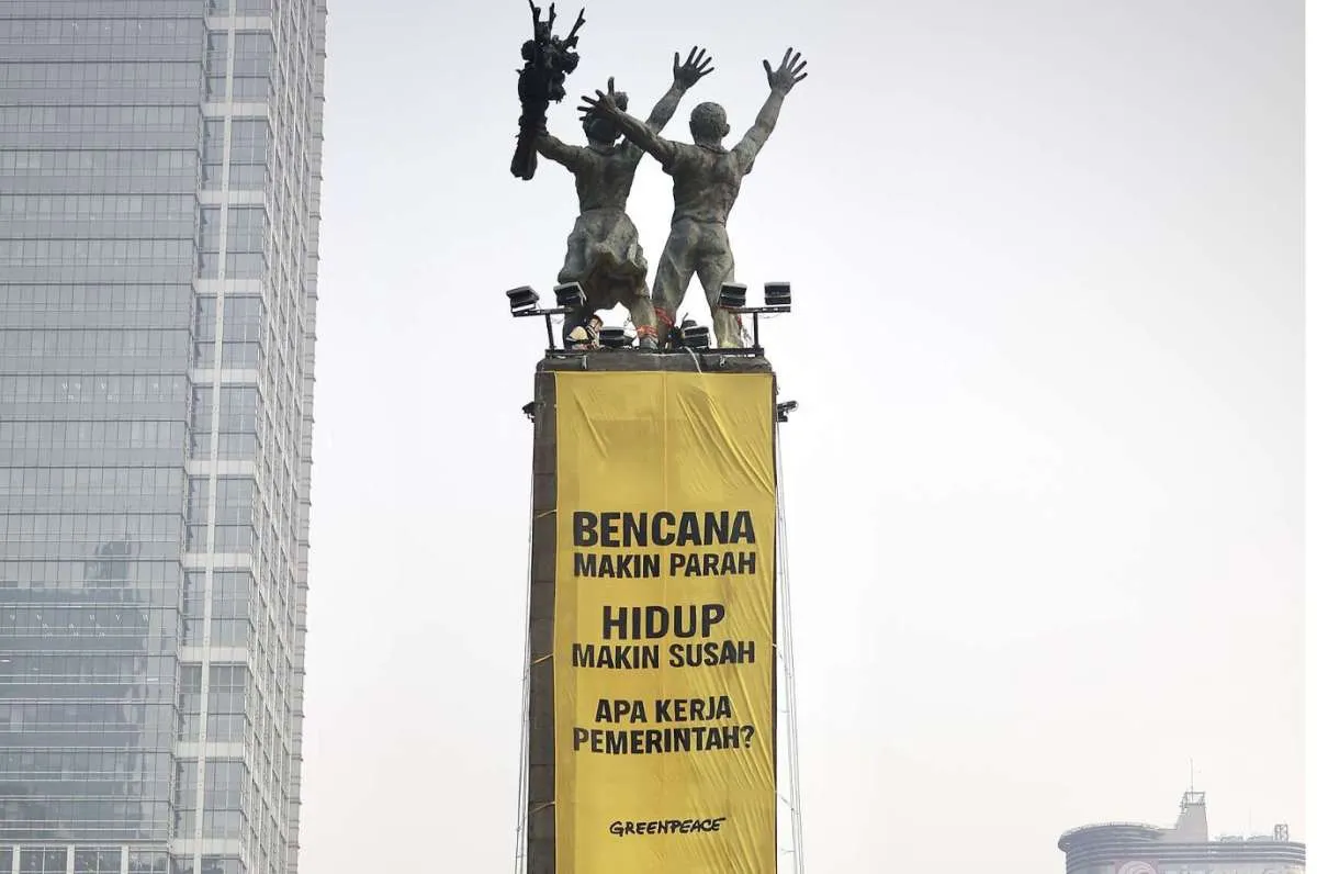 Greenpeace Bentangkan Spanduk Protes, Desak Prabowo Tangani Krisis Iklim