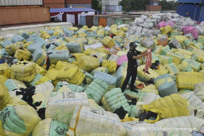 Kemendag Musnahkan 122 Bal Baju Bekas Impor Senilai Rp 610 juta di Minahasa