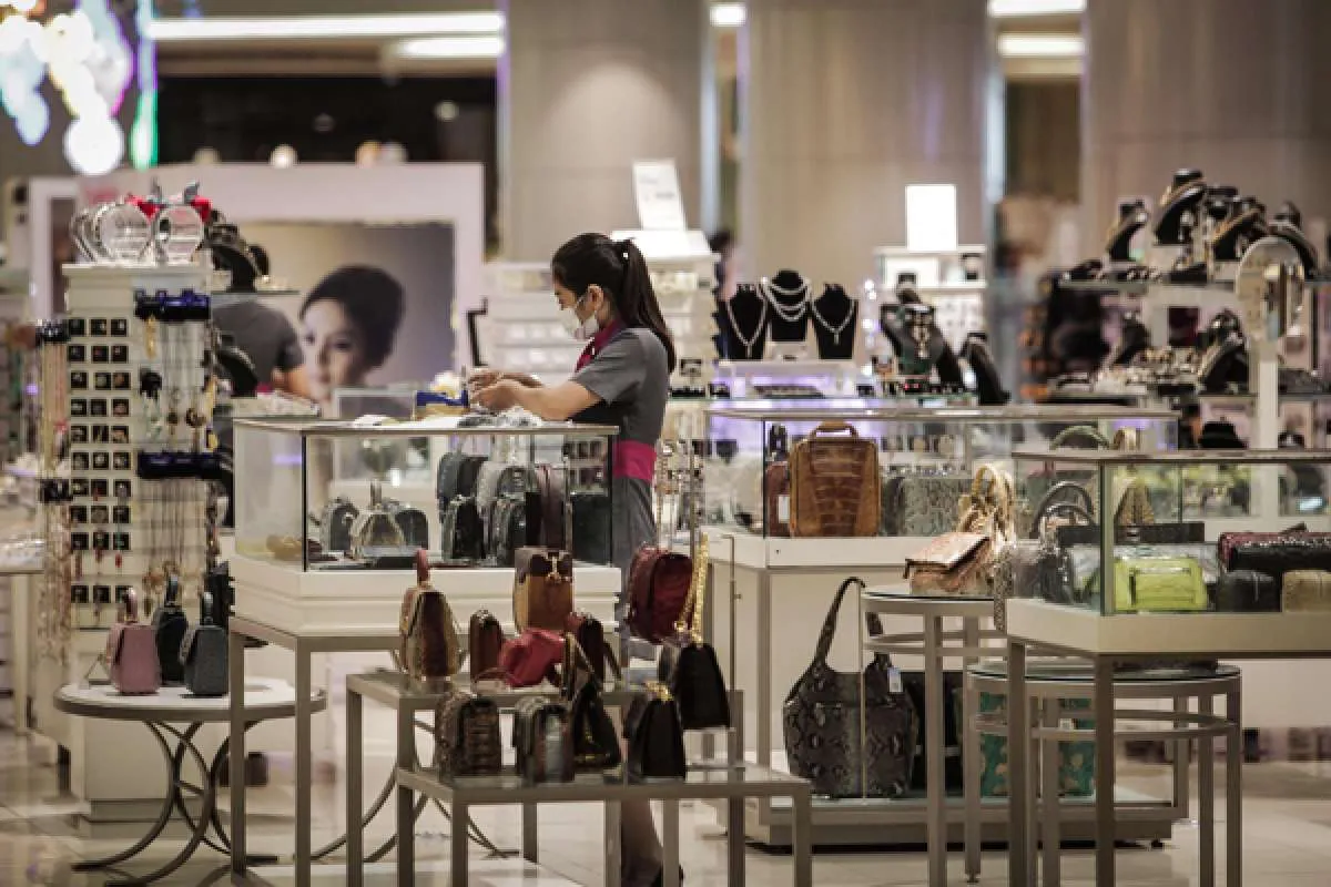 Ekonom sebut PPKM Level 4 menekan permintaan masyarakat pada awal semester II