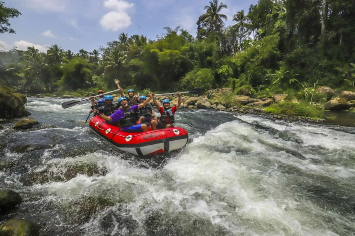 Mengarungi Jeram Sungai Elo yang Menggelitik Adrenalin