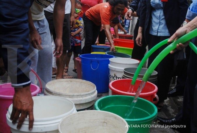 Akibat kemarau panjang, warga di Kediri bergantung pasokan air dari Pemda
