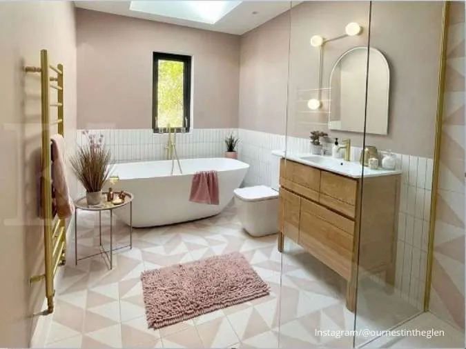 Kamar mandi dengan keramik warna pink