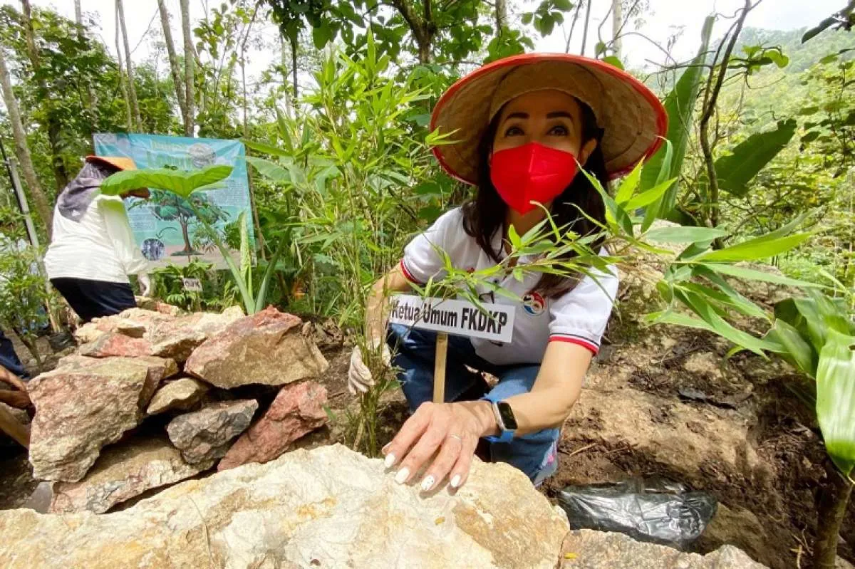 Bantu Mitigasi Bencana & Dorong Ekowisata di Menoreh PPATK, FKDKP& KEHATI Tanam Bambu