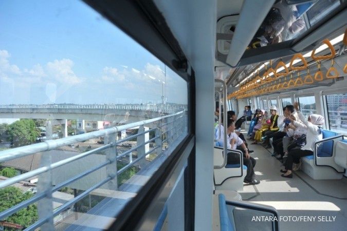 Mogok lagi, ratusan penumpang LRT Palembang jalan kaki di rel