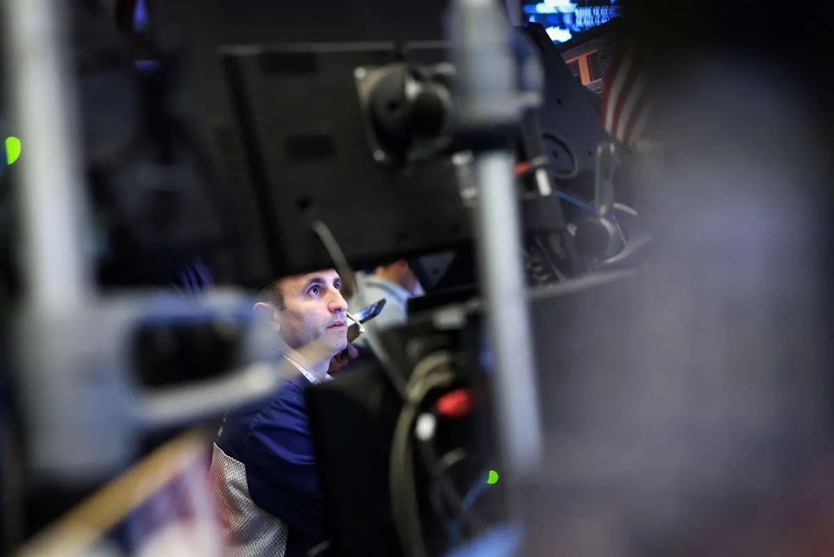 Wall Street Tergelincir: Dow, S&P 500 dan Nasdaq Kembali Ditutup Melemah