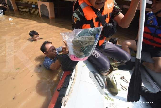 Banjir tiga meter tenggelamkan rumah di Cawang, bayi dan lansia dievakuasi