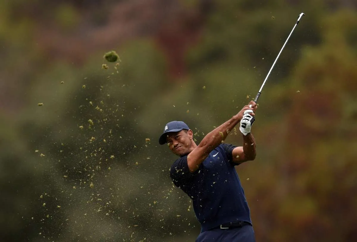 Alami kecelakaan tunggal, Tiger Woods patah kaki