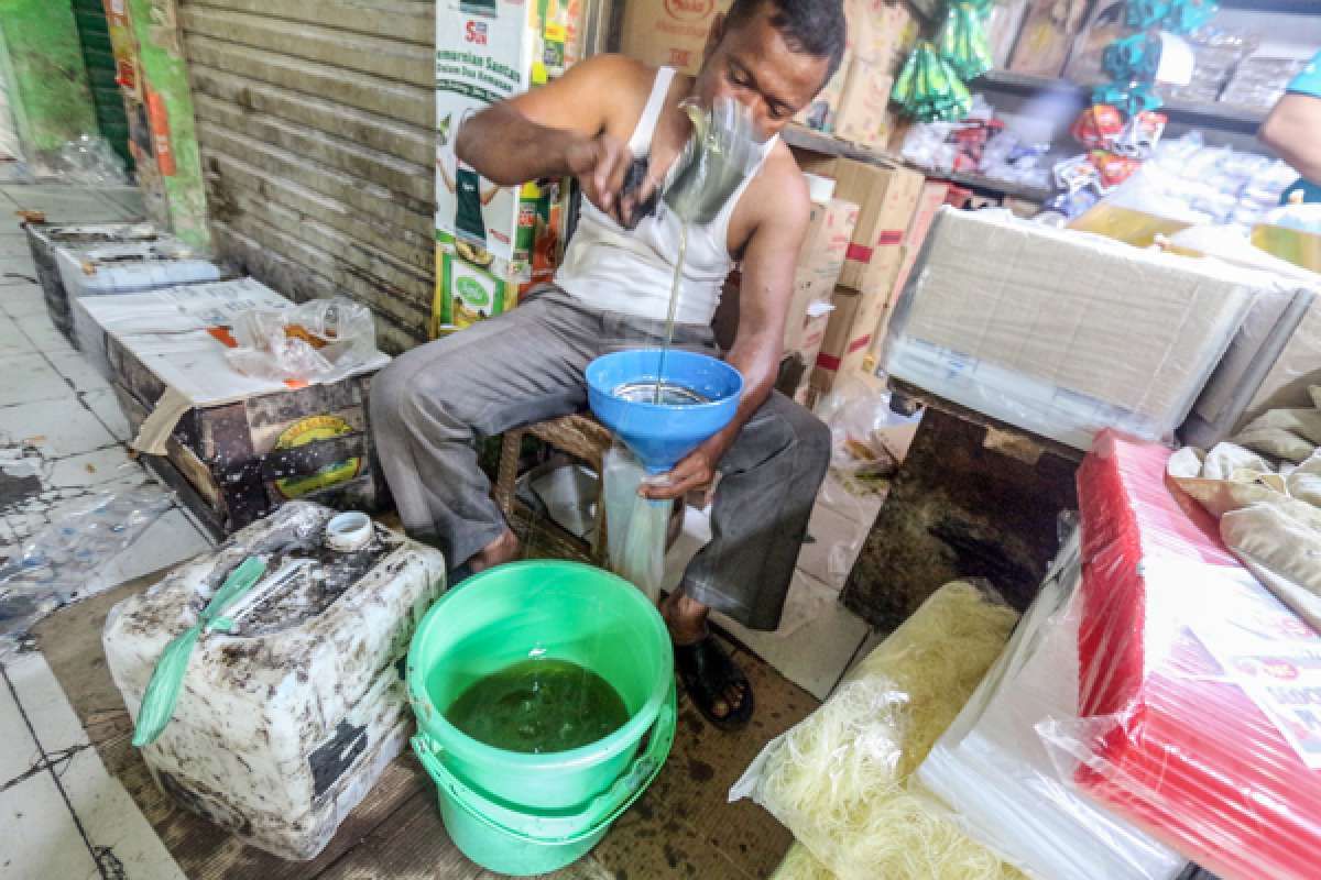 Menunggu Minyak Goreng Curah Murah