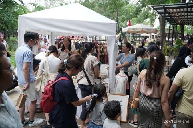 Ramai Berbelanja di Bazar Lokal 