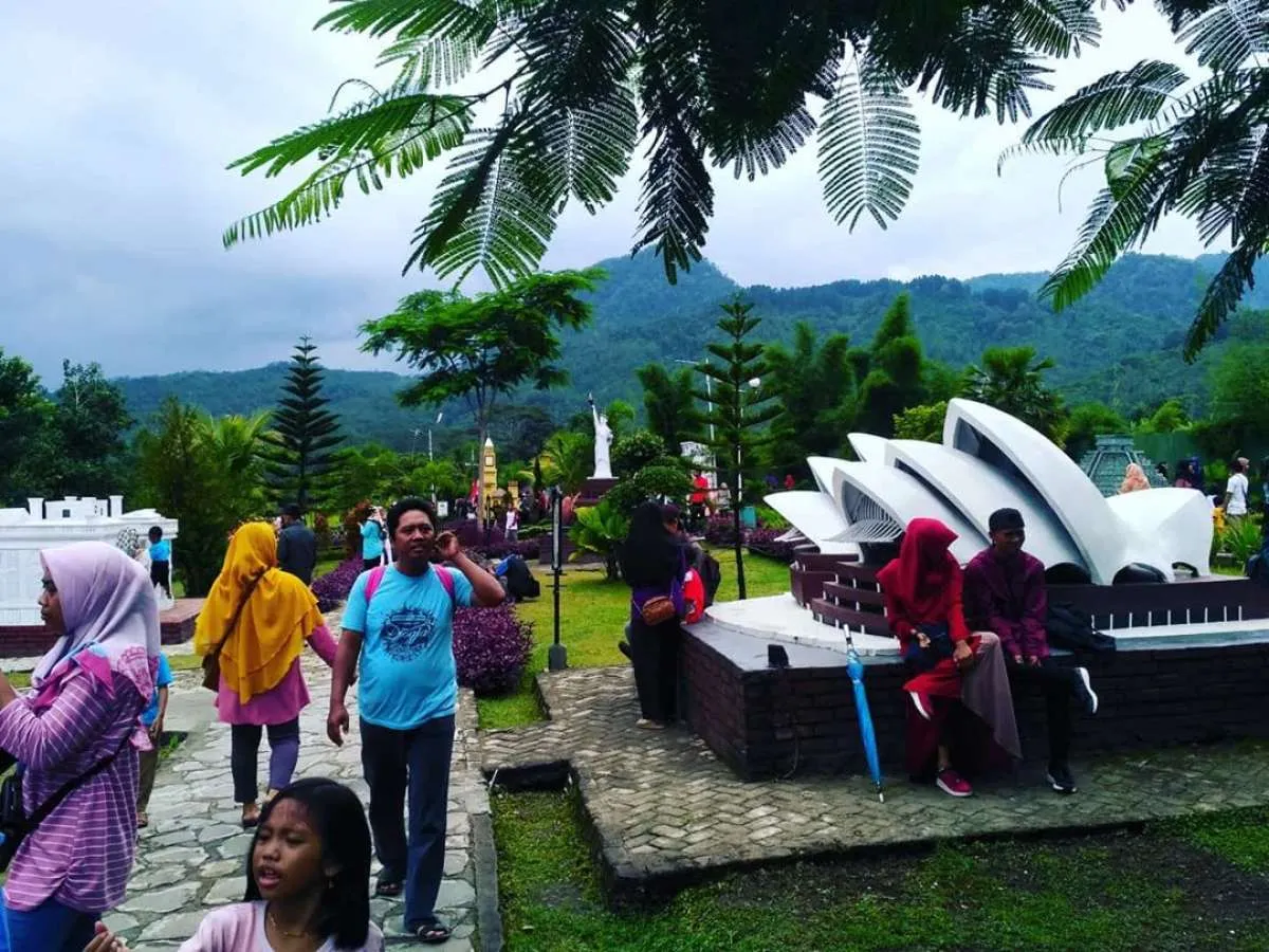 Tempat wisata selfie Small World Purwokerto punya banyak replika ikon dunia