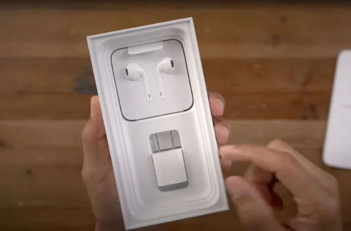 Rumor iPhone 12: Charger dan EarPods tidak akan tersedia dalam paket penjualan