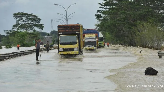 Flooded Jakarta airport road causes traffic jams