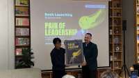Founder Daily Meaning Alexander Bedah Kepemimpinan lewat Buku Pain of Leadership