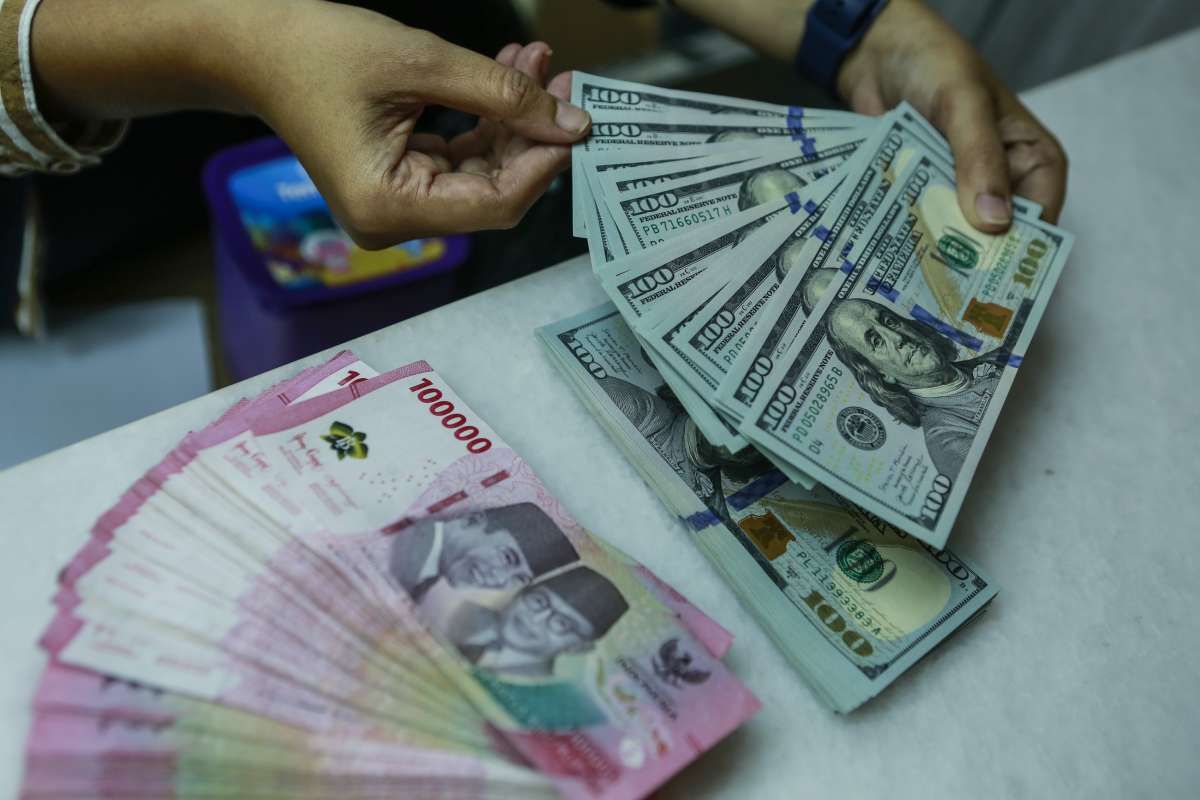 Fakta Rupiah: Mengapa Melemah Lebih Dalam dari Mata Uang Lain?