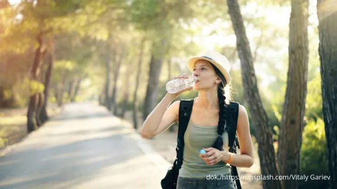 Benarkah Minum Air Dingin saat Cuaca Panas Berbahaya? Ini Faktanya