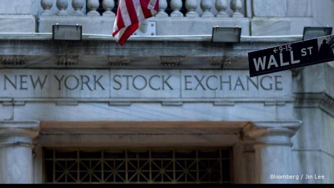 Menunggu hasil stress test, Wall Street melorot