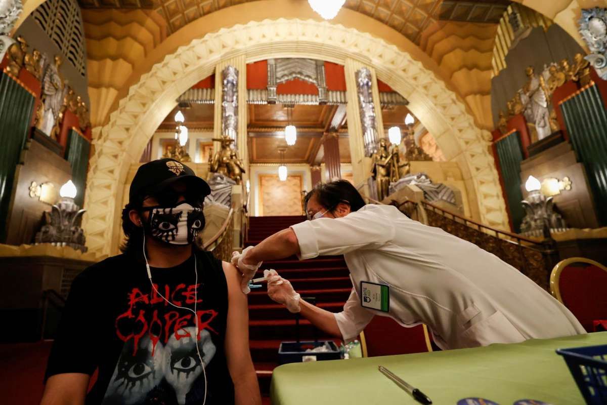 AS Menebar Uang ke Warga yang Divaksin