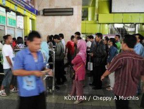 Stasiun Gambir disesaki calon penumpang yang akan berlibur ke berbagai daerah