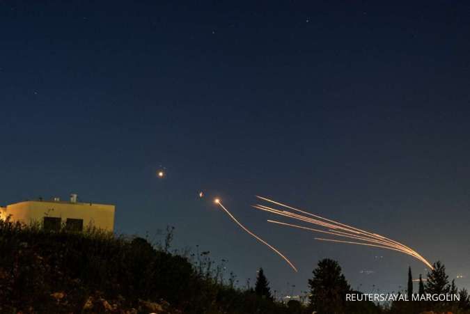 Hezbollah Meluncurkan 200 Roket dan Sejumlah Drone ke Pangkalan Militer Israel