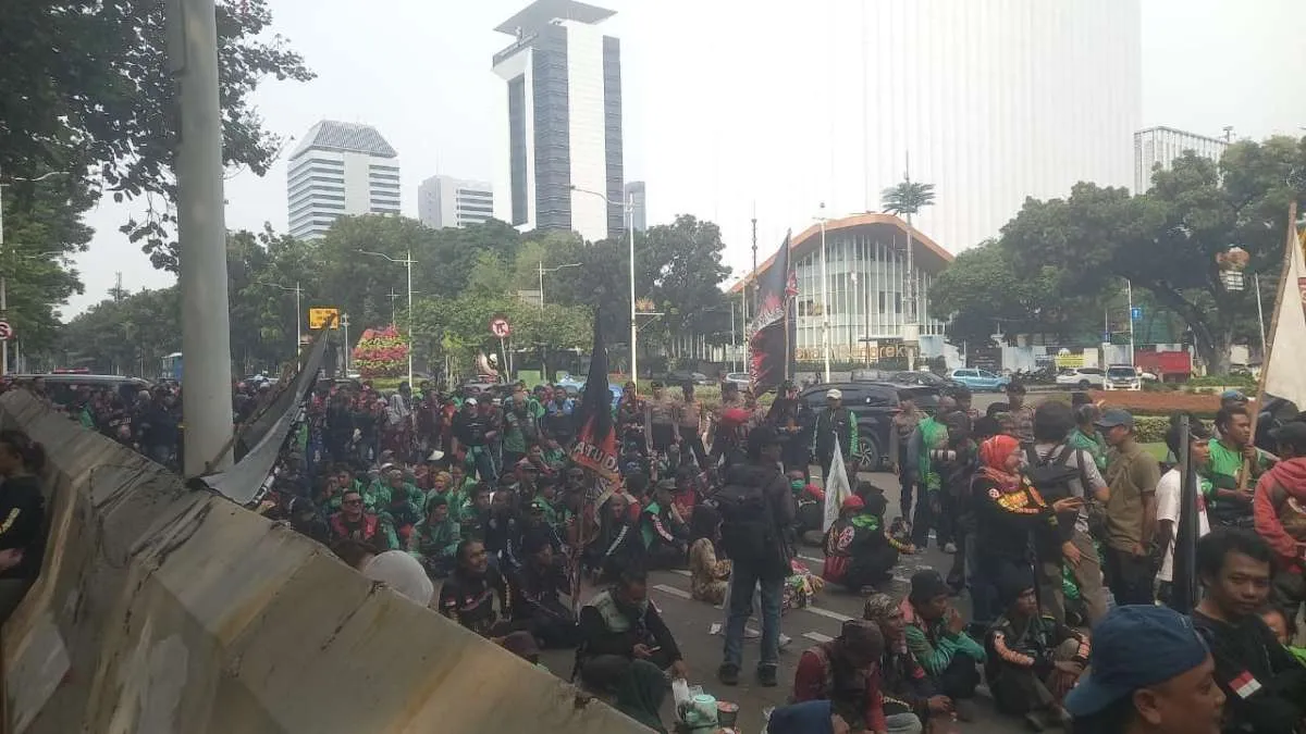 Ratusan Driver Ojol Turun ke Jalan, Protes Status Buruh dan Tolak Komisi 10%