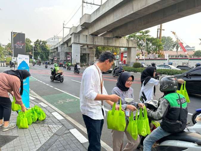 Generasi Muda Peruri Bagikan Takjil Gratis untuk Masyarakat Sekitar