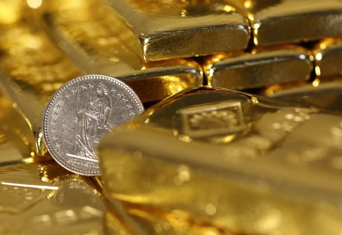 Harga Emas Anjlok Lebih 1%, Tertekan Penguatan Dolar Jelang Data Ketenagakerjaan AS