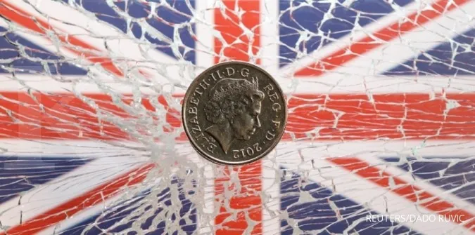 UK mortgages hit 13-year high but consumers curb other borrowing