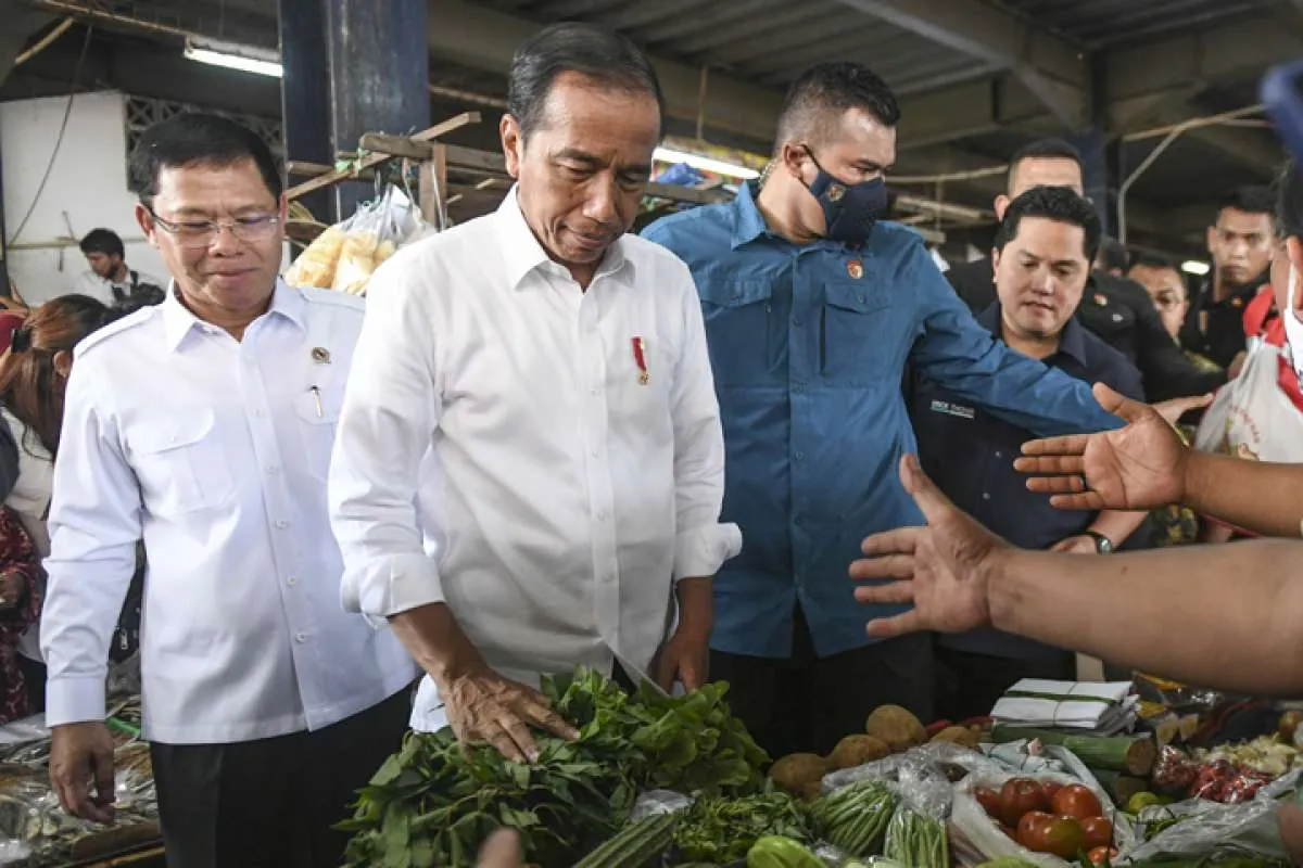 Tinjau Harga Kebutuhan Pokok di Pasar Menteng Pulo Jakarta, Jokowi: Bawang Merah Naik