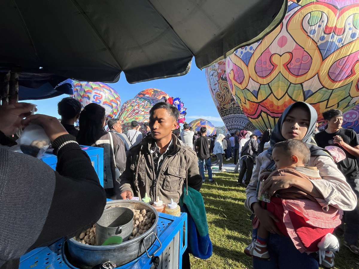 Pengunjung festival balon