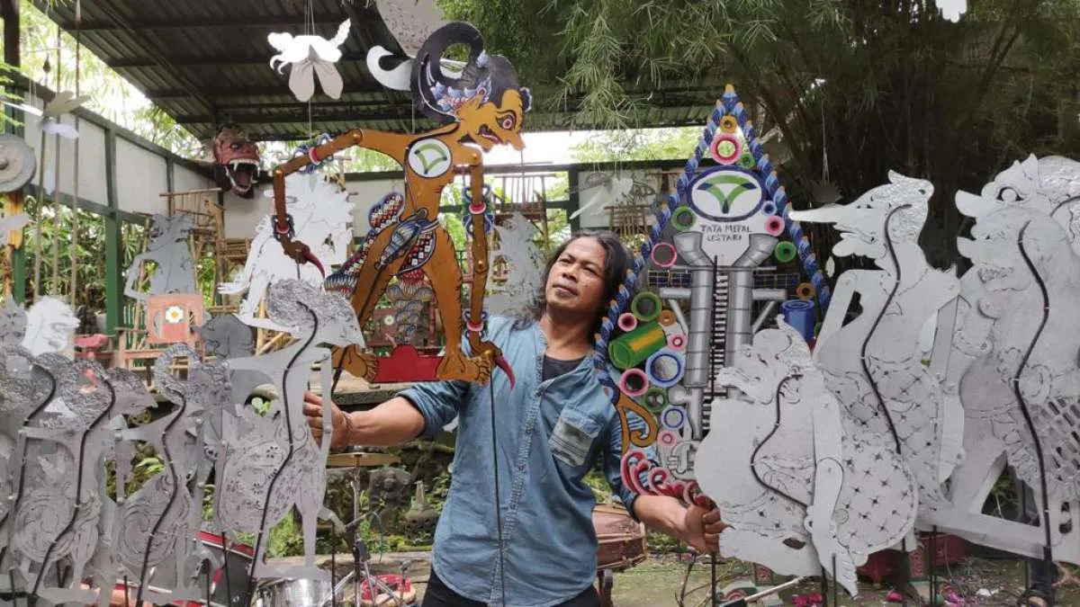 Ketika pelat baja menjadi bahan baku pembuatan wayang 