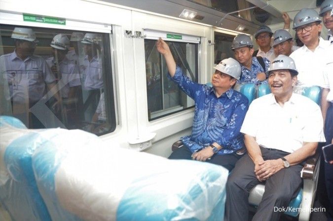 Proyek kereta cepat Jakarta-Bandung molor, Luhut lapor ke Jokowi 