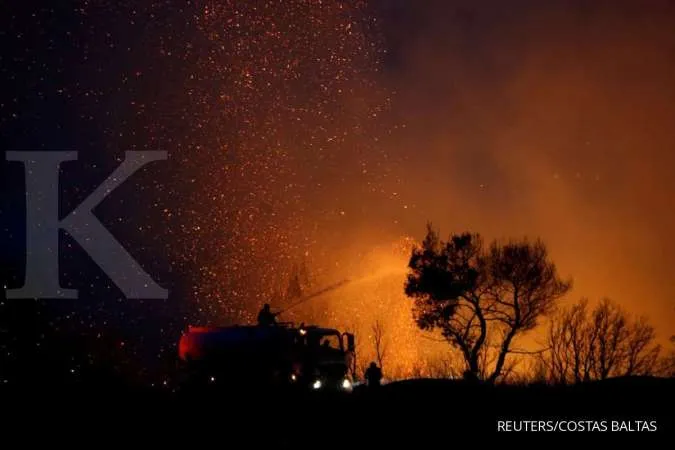 Thousands flee in Greece as wildfires sweep through Mediterranean