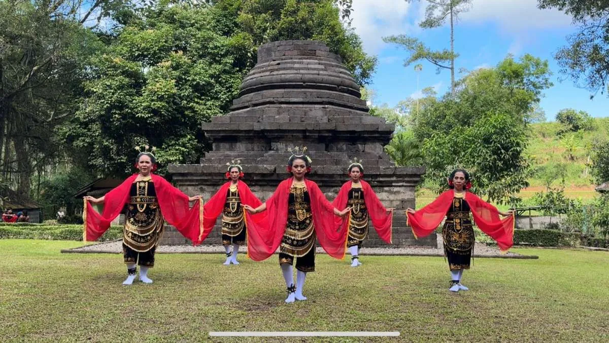 Peringati Bulan Pancasila, PBN Bawa Tari Beskalan Putri Malangan di Candi Buddha